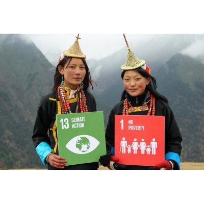 Jeunes femmes asiatiques en costume traditionnel présentant 2 logos des ODD