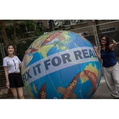 Alors que la première semaine du HLPF 2025 s'achève, des militants rassemblés devant le siège de l'ONU appellent à des solutions concrètes face aux défis mondiaux