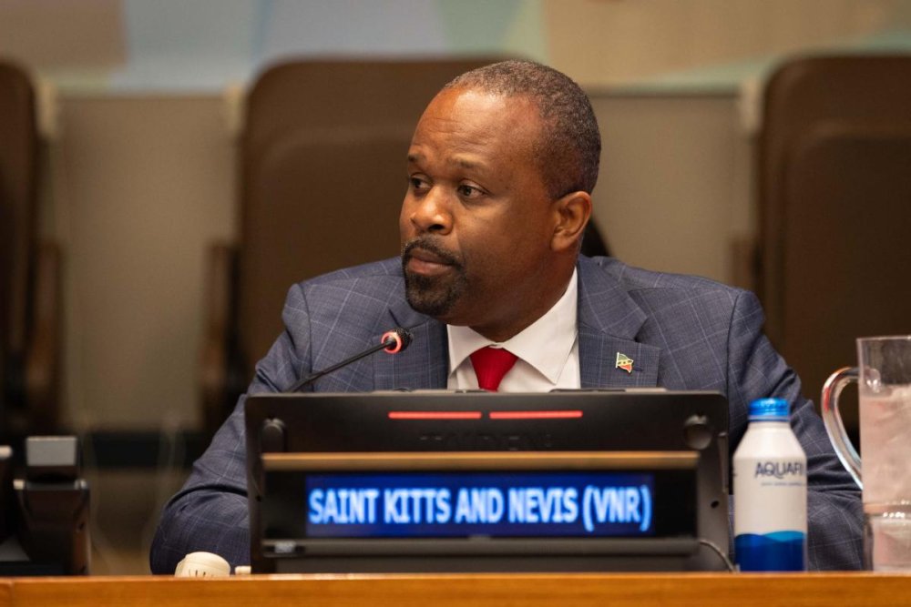 Konris Maynard, ministre des Infrastructures publiques, de l'Énergie et des Services publics, des Transports intérieurs, de l'Information, de la Communication, des Technologies de l'information et de la communication (TIC) et des Services postaux de Saint-Kitts-et-Nevis.