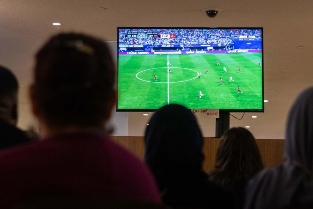 Les délégués regardent la Coupe du monde de football au Café de Vienne pendant la pause déjeuner