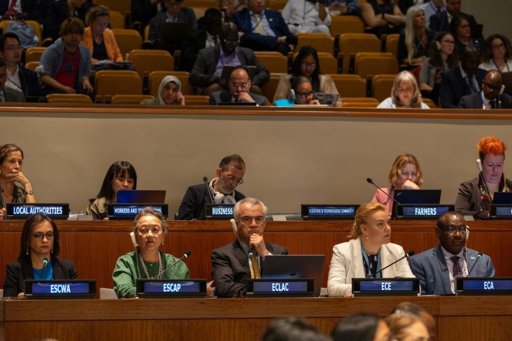 Rola Dashti , Secrétaire exécutive de la Commission économique et sociale pour l'Asie occidentale (CESAO) ; Arminda Salsiah Alisjahbana , Secrétaire exécutive de la Commission économique et sociale pour l'Asie et le Pacifique (CESAP) ; José Manuel Salazar-Xirinachs , Secrétaire exécutif de la Commission économique pour l'Amérique latine et les Caraïbes (CEPALC) ; Tatiana Molcean , Secrétaire exécutive de la Commission économique pour l'Europe (CEE) ; et Claver Gatete , Secrétaire exécutif de la Commission économique pour l'Afrique (CEA) et Coordonnateur des commissions régionales des Nations Unies.