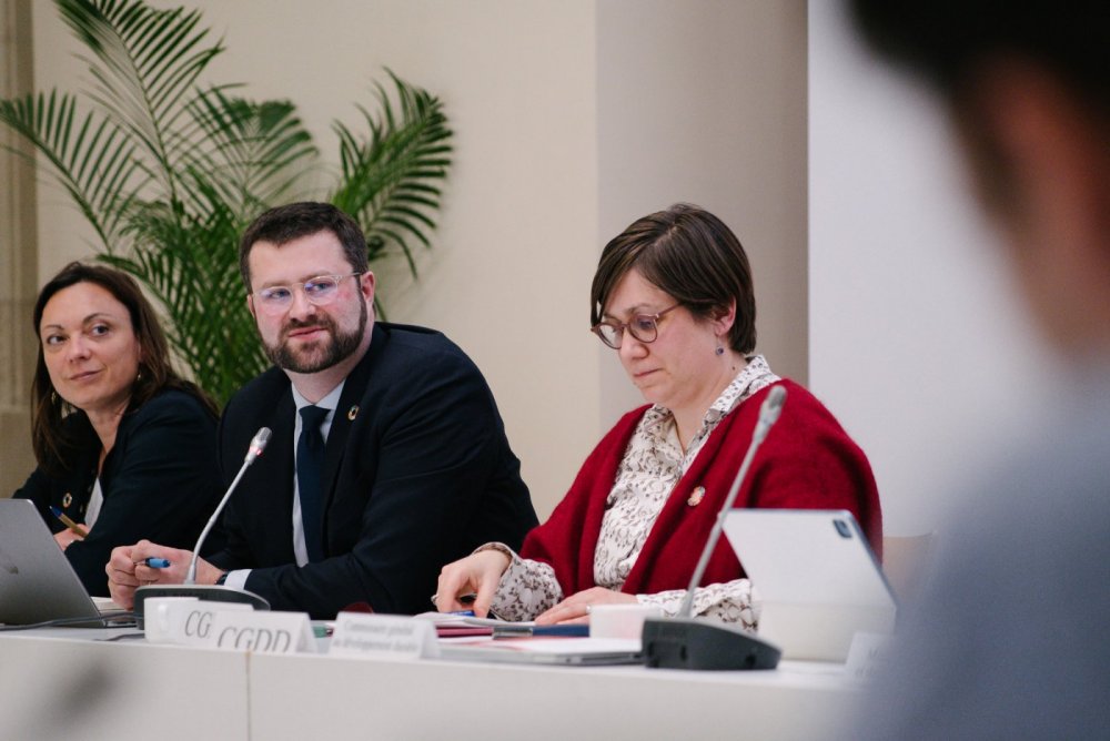 De gauche à droite : Cécile PARISY, Cheffe du Département de la Transformation par les Objectifs de développement durable,Thomas FRIANG, Directeur général de l'Institut Open Diplomacy, Rebecca AKRICH, Cheffe de la Délégation au développement durable