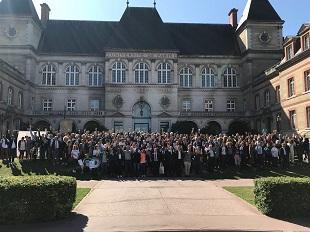 Assemblée lors de l'anniversaire