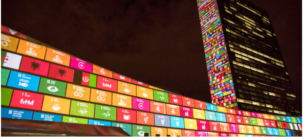 Bâtiment de l'ONU à New York aux couleurs des Objectifs de développement durable et des drapeaux de chaque pays membre