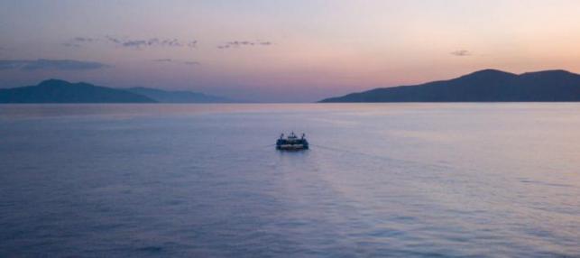 Energy Observer quittant l'île de Samos