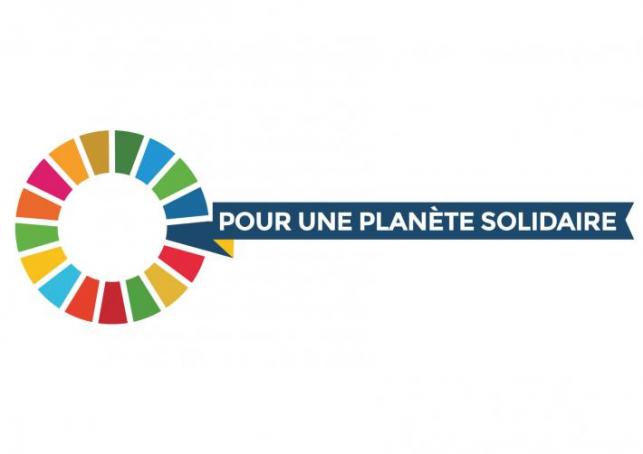 Le logo des objectifs de développement durable est celui d'une signature avec le slogan "pour une planète solidaire''