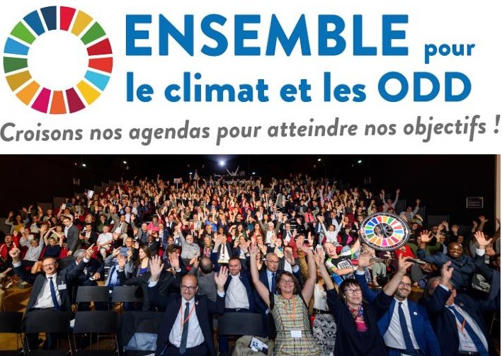 Assemblée lors de l'anniversaire et logo : ensemble pour les climat et les ODD, croisons nos agendas pour atteindre nos objectifs !