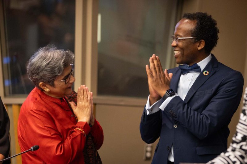 Rabab Fatima , Secrétaire générale adjointe et Haute Représentante pour les PMA, les PDSL et les PEID, et Secrétaire générale de la troisième Conférence des Nations Unies sur les PDSL (LLDC3), salue Landry Signé , Brookings Institution