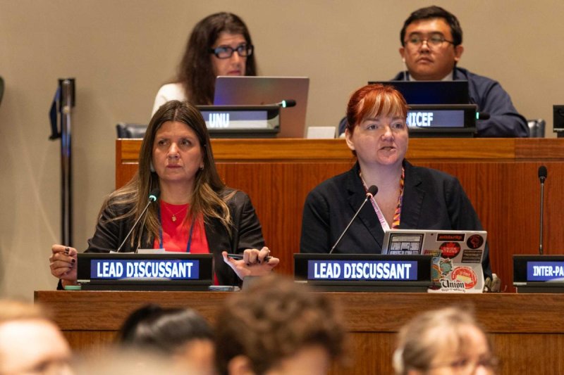 Macarena Letelier , directrice générale, Confédération de la production et du commerce du Chili, et Siobhan Vipond , vice-présidente, Congrès du travail du Canada