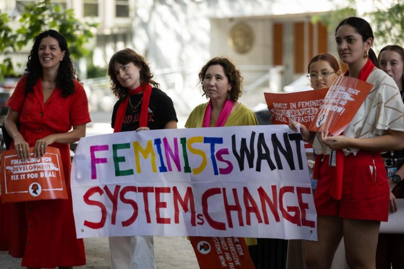 Des représentantes du Women's Major Group et d'autres féministes se sont rassemblées devant le siège de l'ONU pour « maintenir la ligne rouge pour les droits et la résistance » alors que l'ODD 5 - l'égalité des sexes - est devenu une priorité cette semaine.