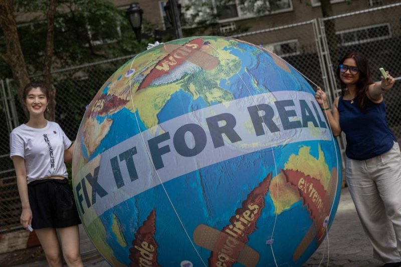 Alors que la première semaine du HLPF 2025 s'achève, des militants rassemblés devant le siège de l'ONU appellent à des solutions concrètes face aux défis mondiaux