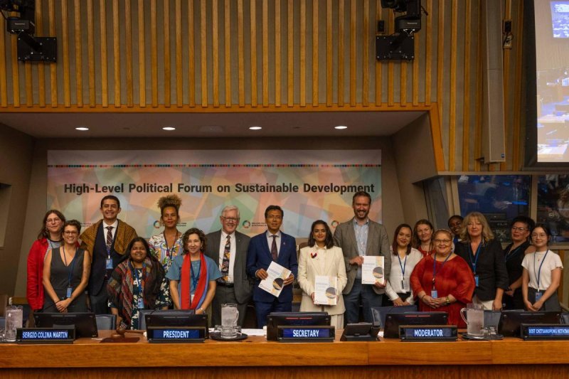 Bob Rae , président de l'ECOSOC, présente le « Manuel sur la participation des grands groupes et des autres parties prenantes » à Lok Bahadur Thapa , vice-président de l'ECOSOC