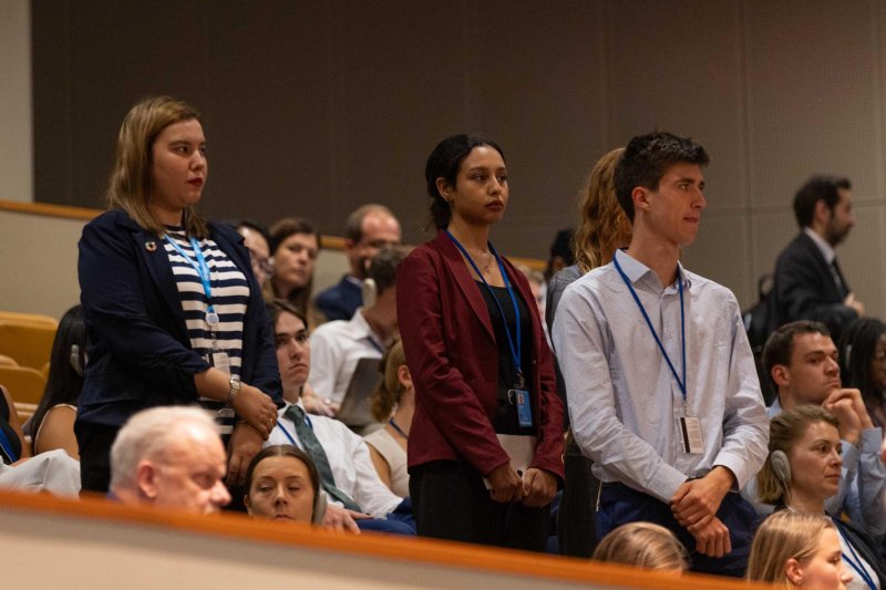Les délégués jeunesse se lèvent pendant la déclaration prononcée par le MGCY.