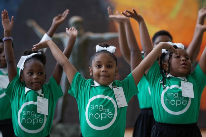 Alors que le HLPF 2025 s'achève, une prestation de la chorale « Sing for Hope » vient clore les travaux sur une note d'inspiration, rappelant à tous l'urgence de préserver l'avenir des jeunes générations.