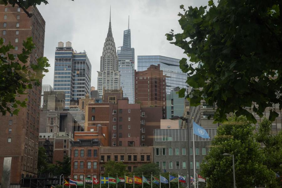 La silhouette de New York, vue depuis le siège des Nations unies, alors que les délégués se concentrent sur l'Objectif de développement durable (ODD) 11 : « Villes et communautés durables ».