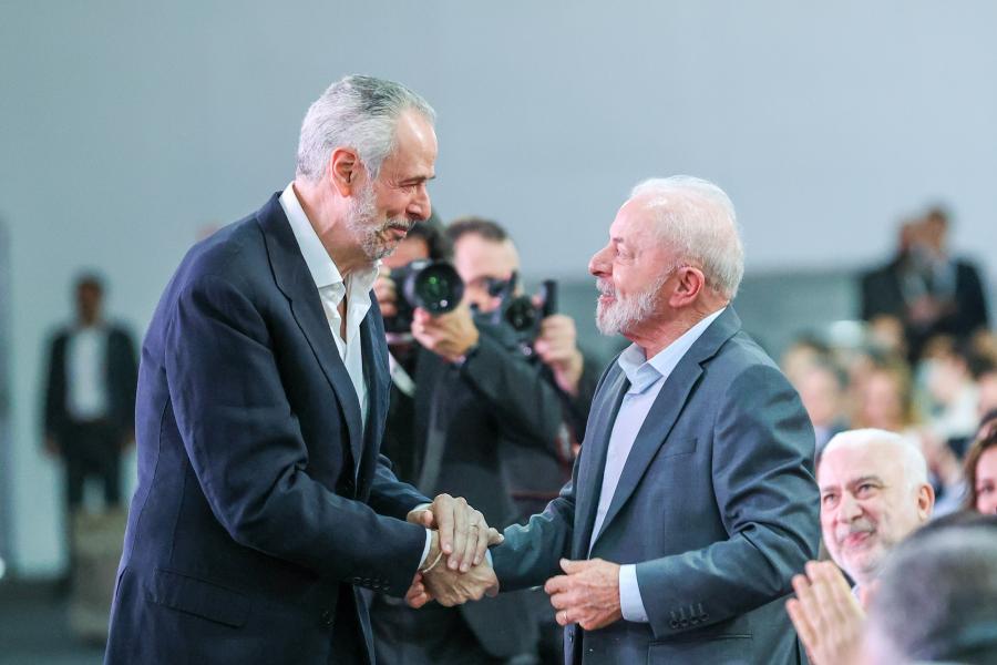 Le président de la COP 30, André Corrêa do Lago , avec Luiz Inácio Lula da Silva , président du Brésil