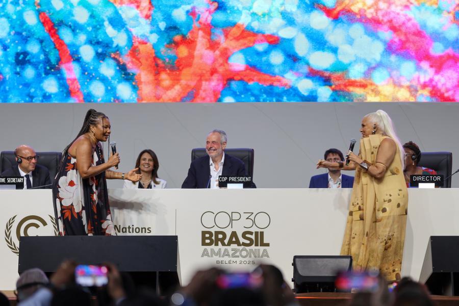 Margareth Menezes, ministre de la Culture du Brésil, et la chanteuse Fafá de Belém se sont produites lors de la cérémonie d'ouverture de la COP 30.